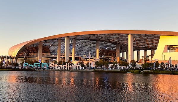 Buitenaanzicht van SoFi Stadium in Los Angeles (Bron: Wikipedia, Troutfarm27, CC BY-SA 4.0)