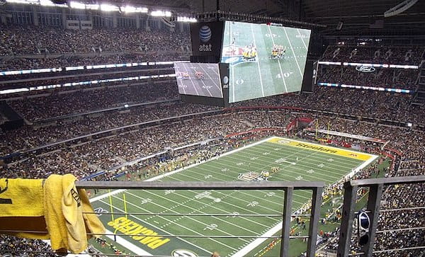 Super Bowl 2011 in AT&T Stadium (Bron: Wikipedia, John Seb Barber, CC BY 2.0)
